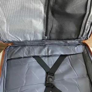 Compartimento de roupas aberto com faixas internas de fixação