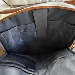 Organizador frontal aberto com bolsos internos