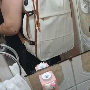 Mochila branco e marrom nas costas