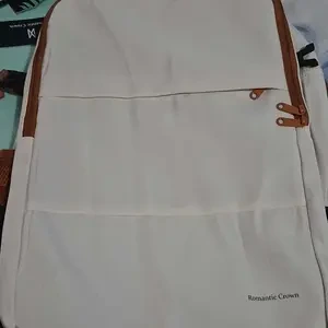 Vista frontal da mochila branco e marrom