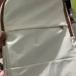 Detalhe do painel e bolso frontal da mochila